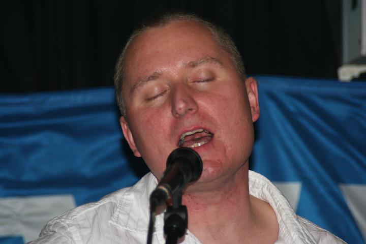 2008-11-28 M3_live at replugged 195.jpg